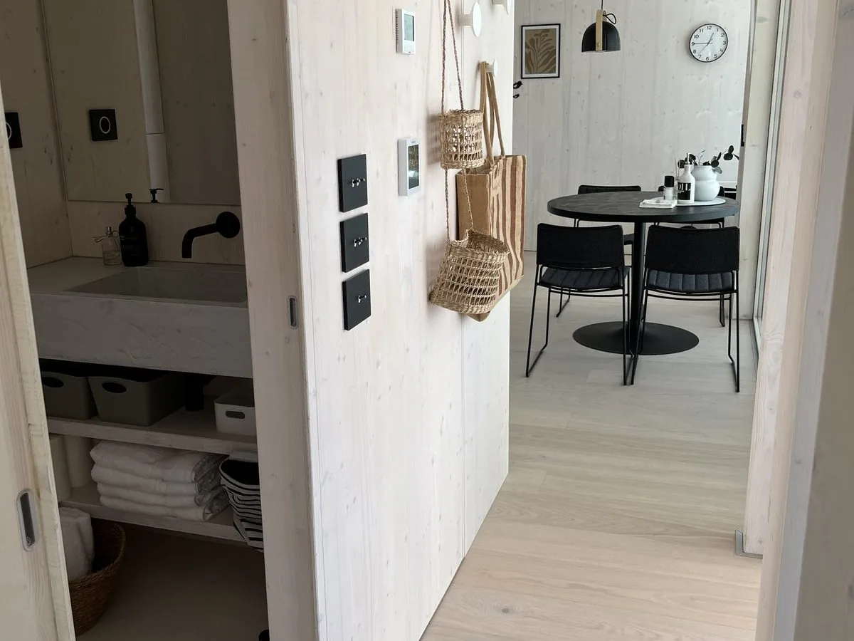 Obývací prostor Buqez Beach Vila 2 s výhledem na Jadran