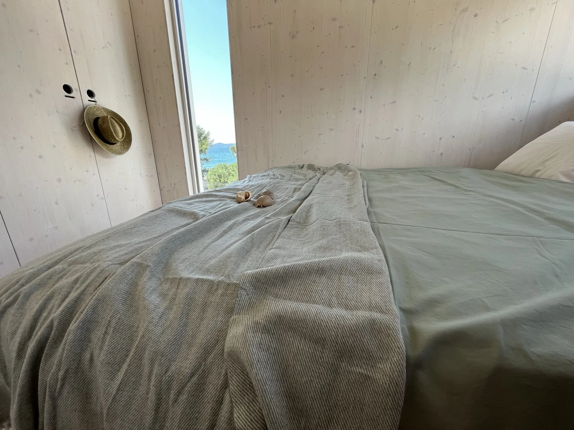 Detail ložnice Buqez Beach Vila 2 s manželskou postelí a výhledem na moře