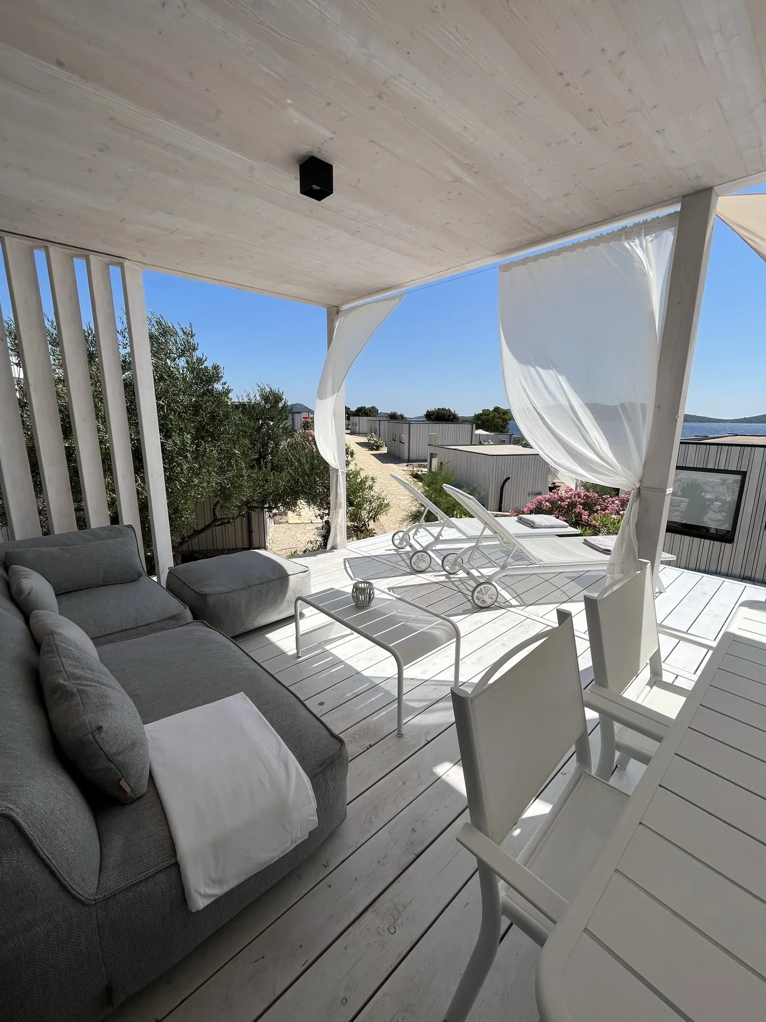 Designová terasa Buqez Beach Vila 2 s vybavením Blomus