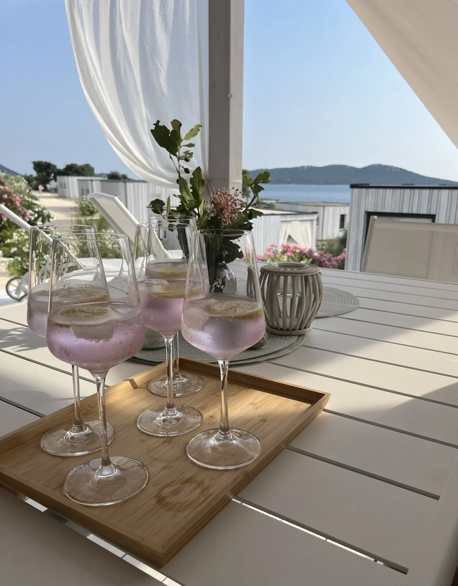 Večerní posezení na terase Buqez Beach Vila 2 s drinky