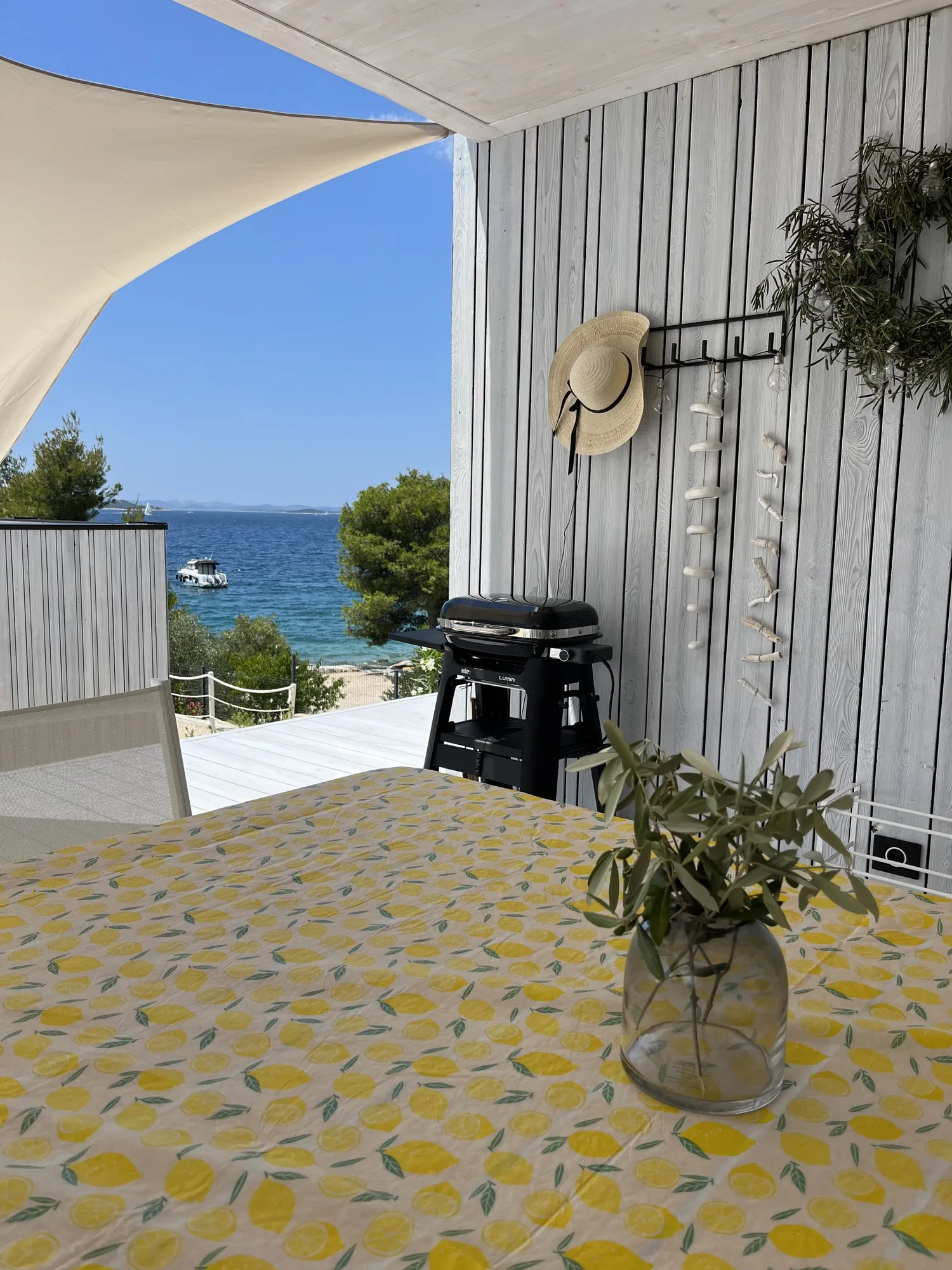 Výhled na západ slunce z terasy Buqez Beach Vila 2