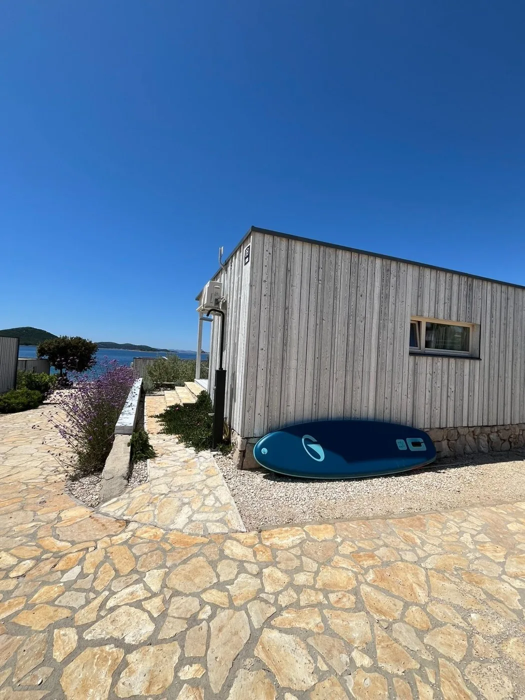 Houpačka na terase Buqez Beach Vila 8 s výhledem na moře