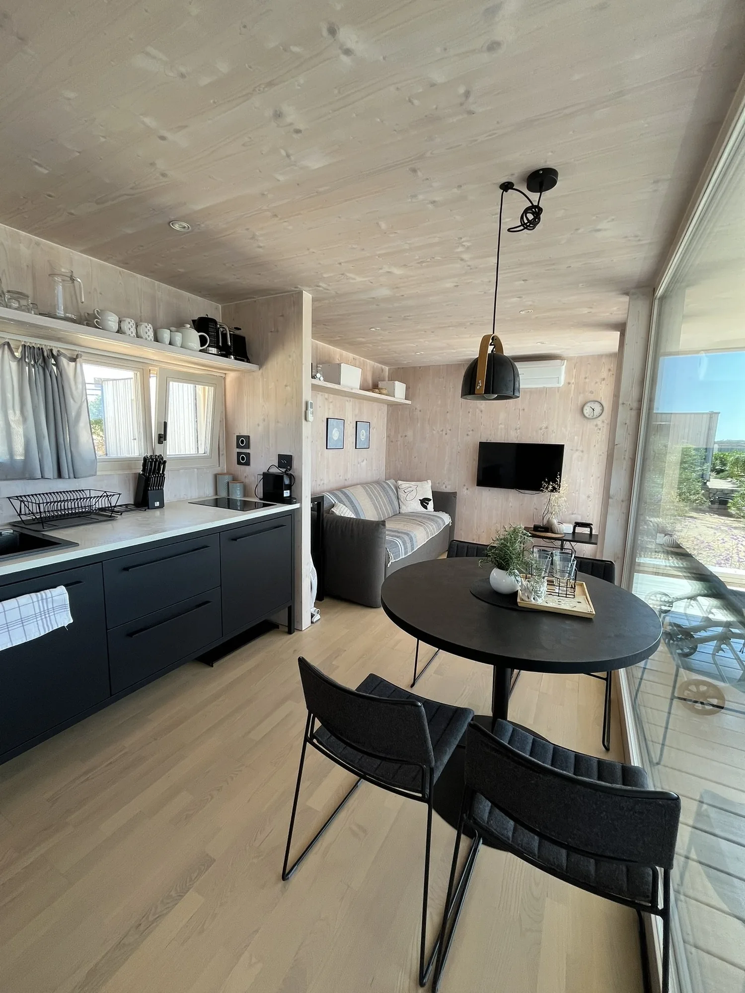 Interiér Buqez Beach Vila 8, světlý skandinávský design