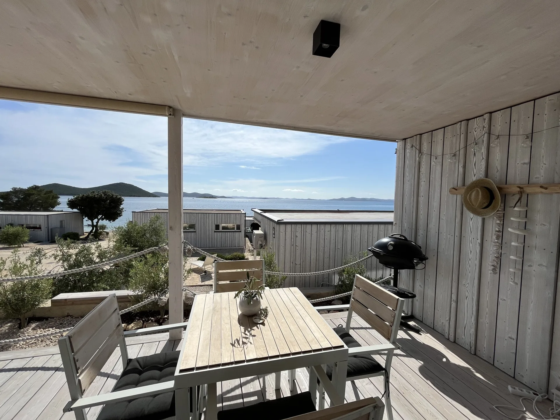 Panoramatický výhled na Jadranské moře z terasy Buqez Beach Vila 8